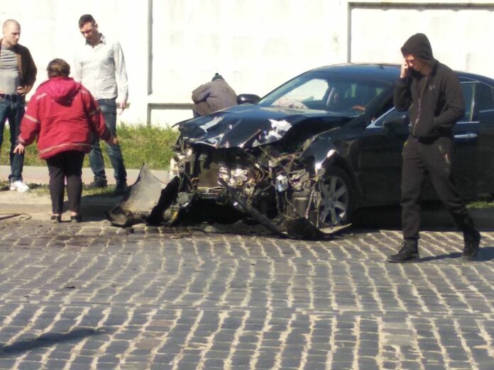 У Львові водій Lexus в’їхав у трактор, є постраждалі (фото) У Львові водій Lexus в’їхав у трактор, є постраждалі (фото)