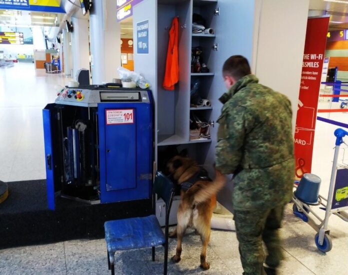 Із аеропорту “Львів” евакуювали пасажирів та персонал: перевірялось повідомлення про замінування (фото) Із аеропорту “Львів” евакуювали пасажирів та персонал: перевірялось повідомлення про замінування (фото)