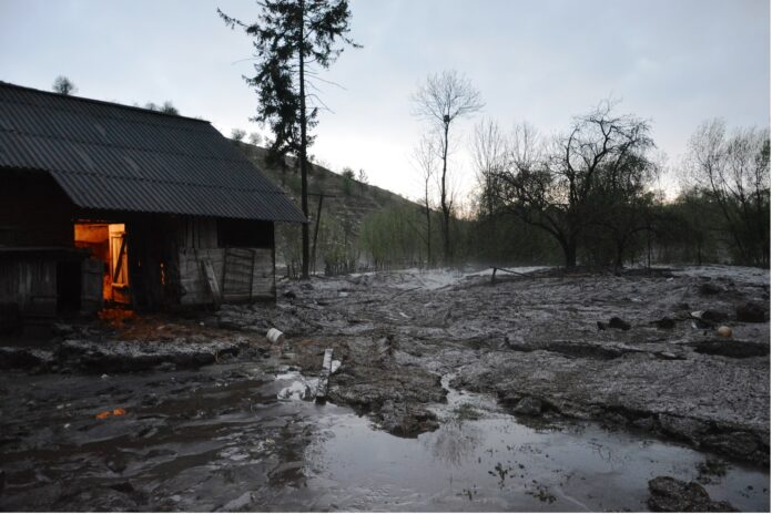 На Львівщині через сильну негоду було підтоплено житлові будинки (відео) На Львівщині через сильну негоду було підтоплено житлові будинки (відео)