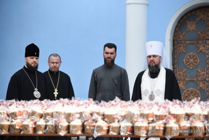 Митрополит Епіфаній передав на фронт паски для бійців Митрополит Епіфаній передав на фронт паски для бійців