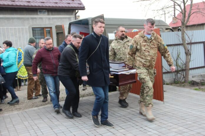 У Ходорові прощаються із загиблим бійцем ДУК Романом Федоришиним (фото) У Ходорові прощаються із загиблим бійцем ДУК Романом Федоришиним (фото)