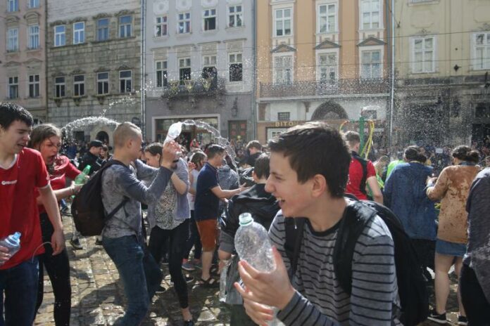 Львів’ян запрошують на «Поливаний понеділок» Львів’ян запрошують на «Поливаний понеділок»