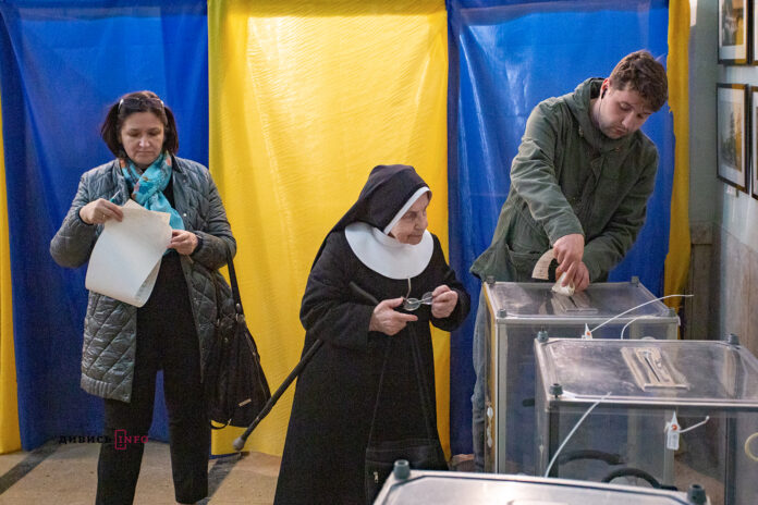Місце голосування змінили майже 5 тисяч мешканців Львівщини Місце голосування змінили майже 5 тисяч мешканців Львівщини