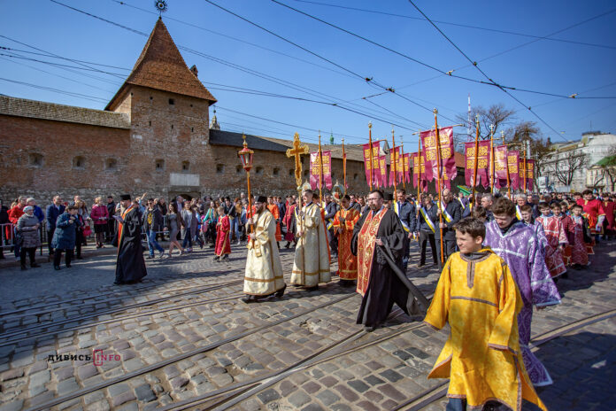 Хресна Хода у Львові зібрала близько 60 тисяч осіб Хресна Хода у Львові зібрала близько 60 тисяч осіб