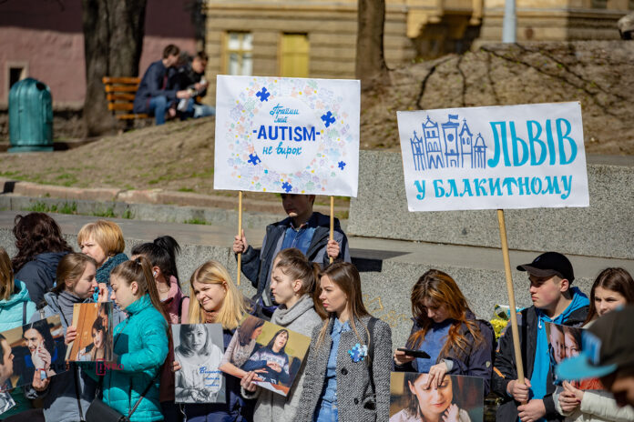До Міжнародного дня інформування про аутизм львів’яни одягнулись у блакитне (фото) До Міжнародного дня інформування про аутизм львів’яни одягнулись у блакитне (фото)