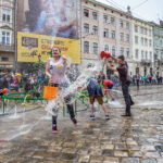 Водна битва в центрі Львова: як пройшов цьогорічний обливаний понеділок (фоторепортаж) - 30
