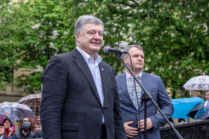 Президент Порошенко до сліз розчулився під час зустрічі з громадою у Львові (фоторепортаж) Президент Порошенко до сліз розчулився під час зустрічі з громадою у Львові (фоторепортаж)