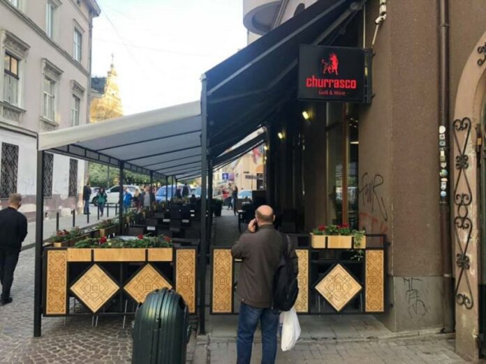 Літній майданчик, який перешкоджає пішоходам у центрі Львова, зменшать Літній майданчик, який перешкоджає пішоходам у центрі Львова, зменшать