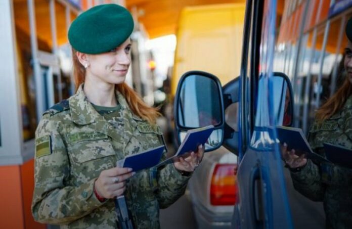 Для зменшення черг на кордоні з Польщею спростили процедуру паспортного контролю Для зменшення черг на кордоні з Польщею спростили процедуру паспортного контролю