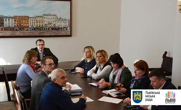 Одинадцятьох львів’ян оштрафували за псування фасадів історичних будівель Одинадцятьох львів’ян оштрафували за псування фасадів історичних будівель