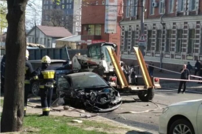 У Дніпрі некерована вантажівка знесла 8 автомобілів (фото) У Дніпрі некерована вантажівка знесла 8 автомобілів (фото)