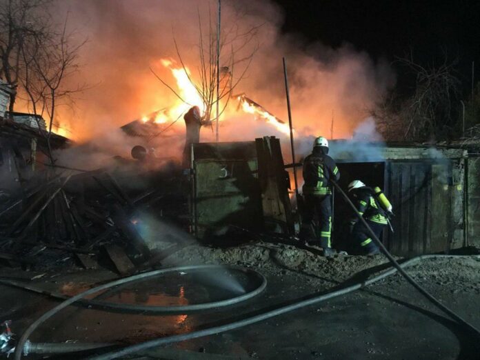 У Києві сталася масштабна пожежа: вибухнули газові балони, згоріли дім і споруди У Києві сталася масштабна пожежа: вибухнули газові балони, згоріли дім і споруди