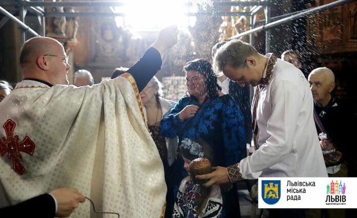 У Львові освятили Великодні продуктові набори для потребуючих мешканців У Львові освятили Великодні продуктові набори для потребуючих мешканців