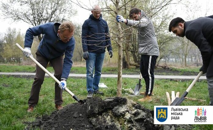 У Львові триває загальноміське прибирання міста в рамках акції «З нами місто розквітає» У Львові триває загальноміське прибирання міста в рамках акції «З нами місто розквітає»