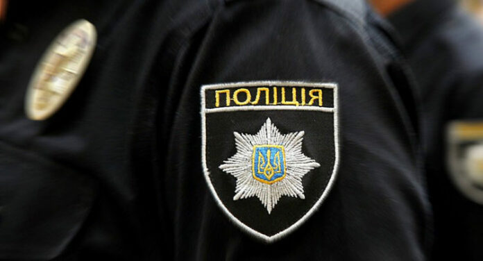 Працівник школи на Львівщині на очах у дітей знущався над собакою. Поліція порушила справу Працівник школи на Львівщині на очах у дітей знущався над собакою. Поліція порушила справу