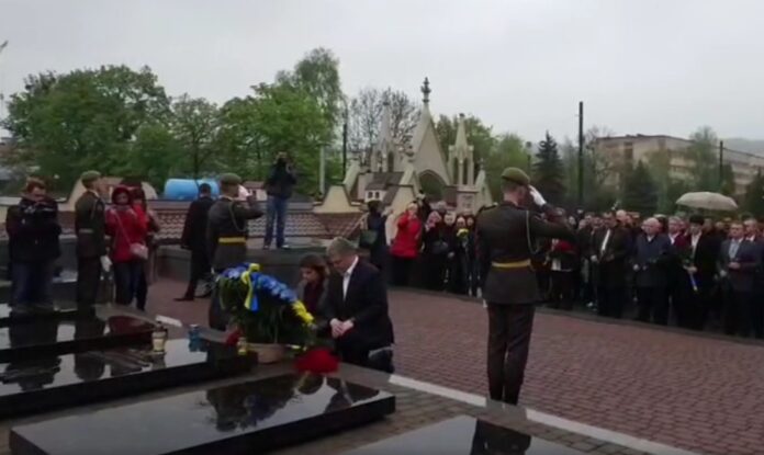 Петро Порошенко у Львові здійснив покладання квітів до могил військових (відео) Петро Порошенко у Львові здійснив покладання квітів до могил військових (відео)