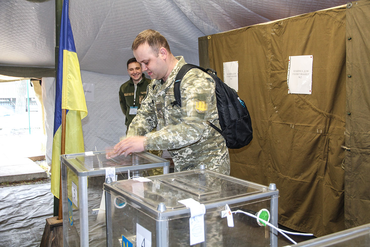 Як українські захисники голосували на передовій (фоторепортаж) - 6
