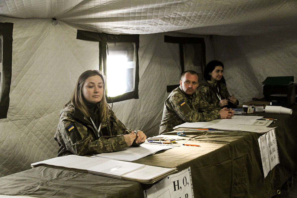 Як українські захисники голосували на передовій (фоторепортаж) - 5