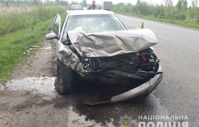 На Львівщині зіткнулись два легковики: постраждали 5 осіб, серед них — 2 дітей (фото) На Львівщині зіткнулись два легковики: постраждали 5 осіб, серед них — 2 дітей (фото)