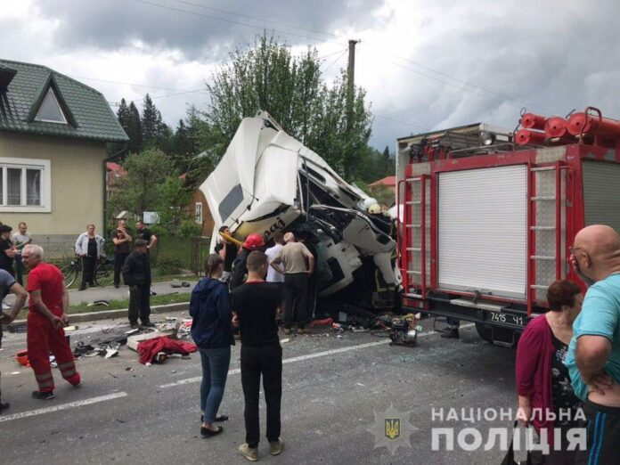 На Львівщині зіткнулися чотири автомобілі, один з водіїв загинув (фото) На Львівщині зіткнулися чотири автомобілі, один з водіїв загинув (фото)