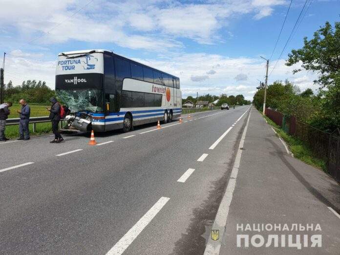 На Львівщині зіткнулись пасажирський автобус та мікроавтобус (фото) На Львівщині зіткнулись пасажирський автобус та мікроавтобус (фото)