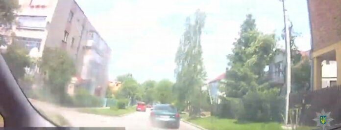 Львівські патрульні влаштували погоню за неадекватним водієм (відео) Львівські патрульні влаштували погоню за неадекватним водієм (відео)
