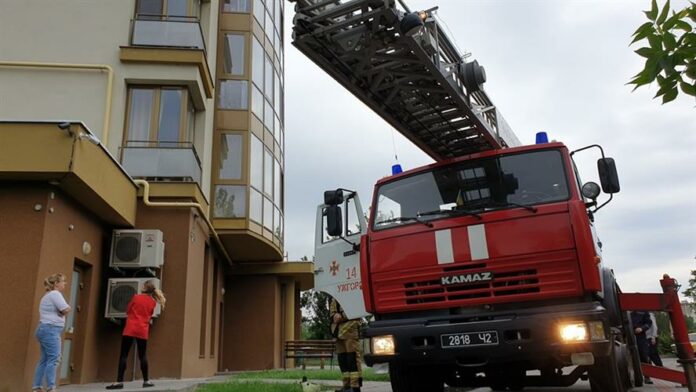 В Ужгороді рятувальники витягли кота з халепи (фото, відео) В Ужгороді рятувальники витягли кота з халепи (фото, відео)