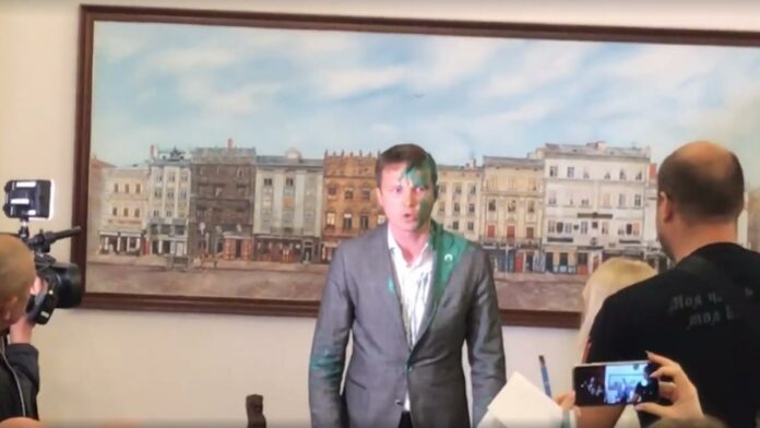 Посадовці ЛМР, яких облили фарбою, скерували заяви до поліції Посадовці ЛМР, яких облили фарбою, скерували заяви до поліції