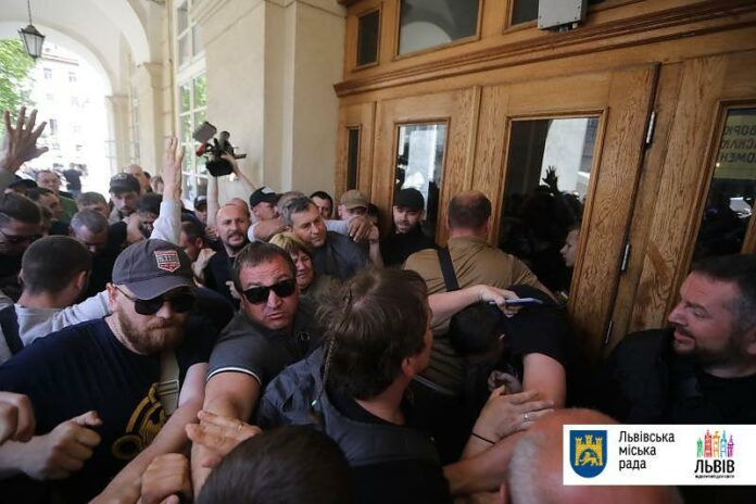 Поліцейські встановили осіб, які штурмували Львівську міську раду Поліцейські встановили осіб, які штурмували Львівську міську раду