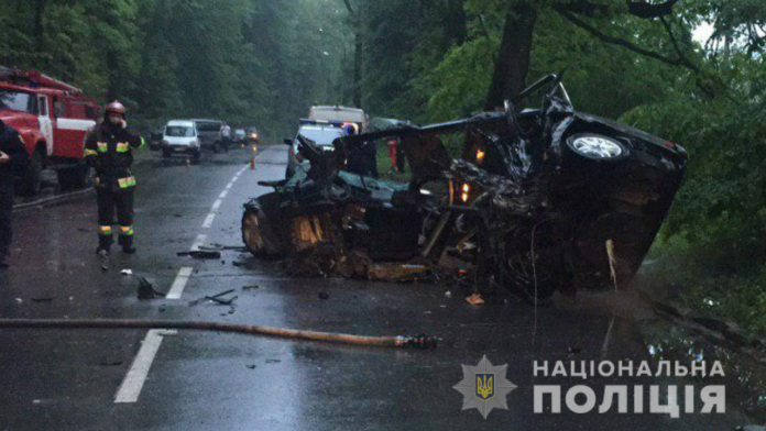 Смертельна ДТП поблизу Львова: двоє осіб загинуло на місці аварії Смертельна ДТП поблизу Львова: двоє осіб загинуло на місці аварії