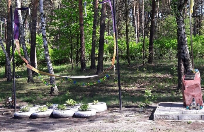 У Соснівці вандали знищили банер на місці вшанування Героїв Небесної Сотні (фото) У Соснівці вандали знищили банер на місці вшанування Героїв Небесної Сотні (фото)