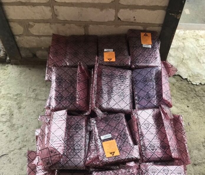 Львівські митники вдруге за добу вилучили контрабандні гаджети (фото) Львівські митники вдруге за добу вилучили контрабандні гаджети (фото)