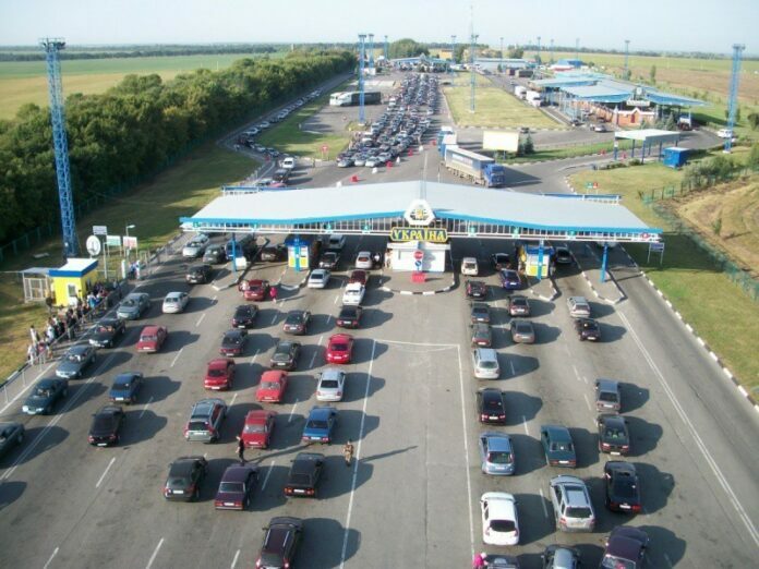 На кордоні з Польщею стоять у чергах 1300 автомобілів На кордоні з Польщею стоять у чергах 1300 автомобілів