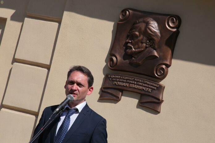 У Львові відкрили меморіальну дошку Герою України Роману Іваничуку У Львові відкрили меморіальну дошку Герою України Роману Іваничуку