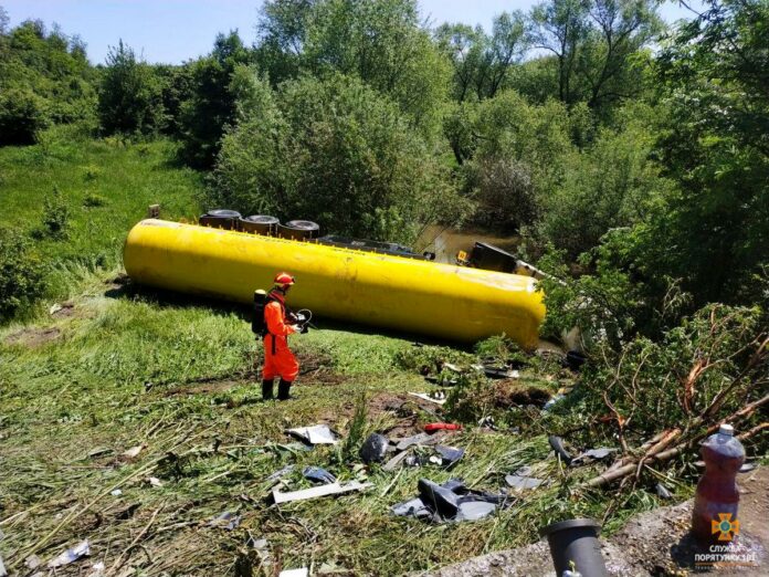 На Тернопільщині перекинулась автоцистерна з газом (фото) На Тернопільщині перекинулась автоцистерна з газом (фото)
