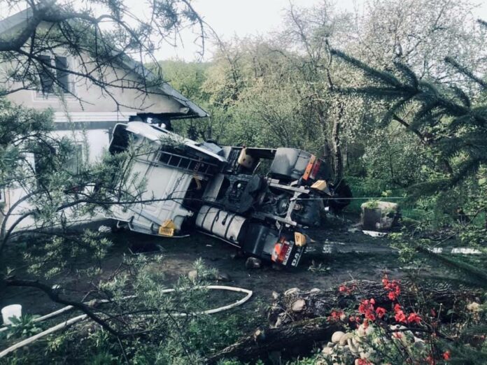 На Прикарпатті вантажівка врізалася у житловий будинок (фото) На Прикарпатті вантажівка врізалася у житловий будинок (фото)