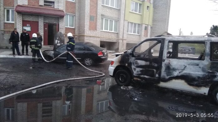 У Червонограді чоловік, автомобіль його спалахнув, намагався відкотити його від сусідньої машини У Червонограді чоловік, автомобіль його спалахнув, намагався відкотити його від сусідньої машини
