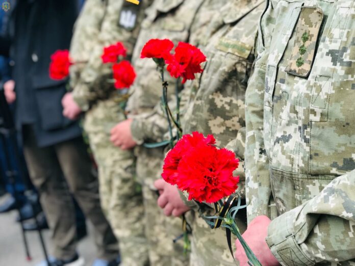У Бродах вшанували льотчиків, які загинули на Донеччині (фото) У Бродах вшанували льотчиків, які загинули на Донеччині (фото)