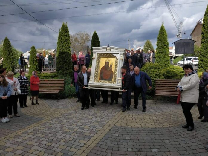 До Пустомит привезли чудотворну ікону Зарваницької Божої Матері До Пустомит привезли чудотворну ікону Зарваницької Божої Матері