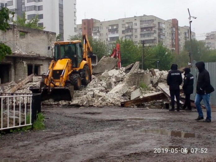 На проспекті Чорновола у Львові демонтували будівлю (фото) На проспекті Чорновола у Львові демонтували будівлю (фото)