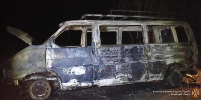 На Львівщині ущент згорів автомобіль (фото) На Львівщині ущент згорів автомобіль (фото)