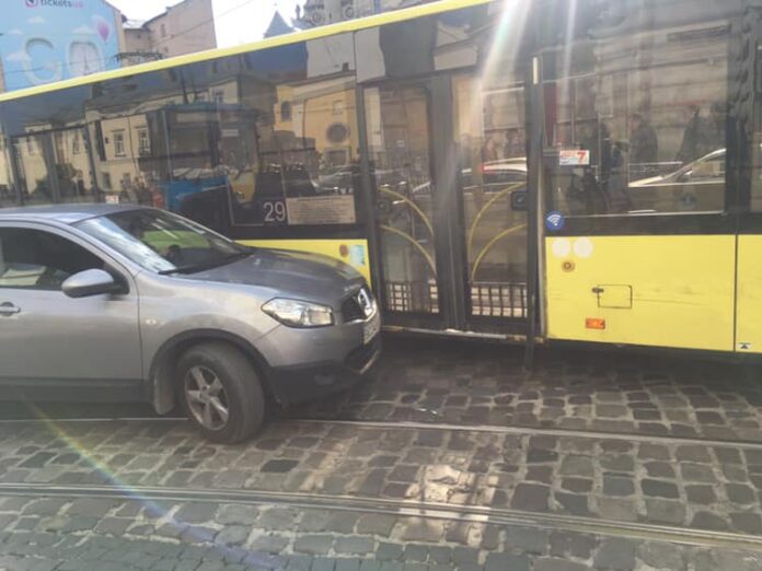 У Львові на пл. Митній трапилася ДТП за участі автобуса У Львові на пл. Митній трапилася ДТП за участі автобуса