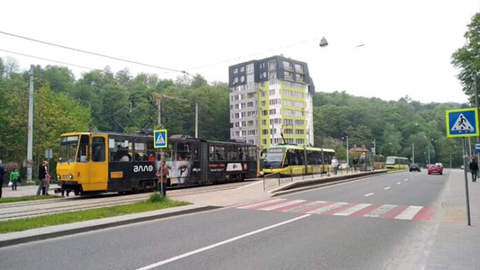 На вулиці Стуса у Львові трамвай збив дівчину На вулиці Стуса у Львові трамвай збив дівчину