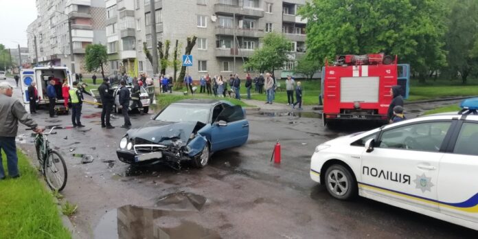 У Червонограді внаслідок ДТП постраждав водій У Червонограді внаслідок ДТП постраждав водій