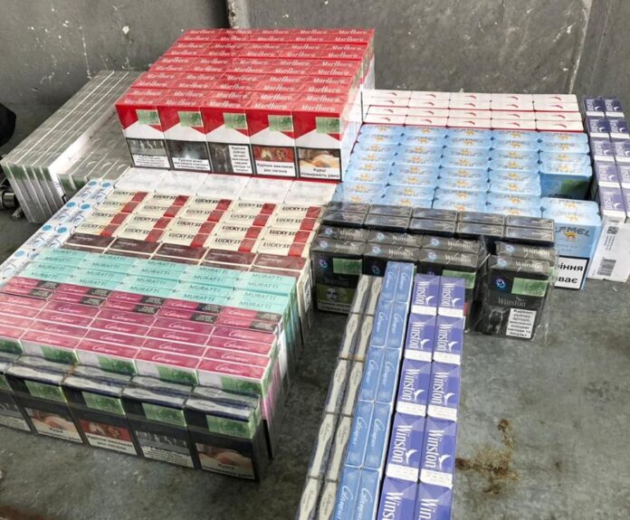 Львівські митники затримали українця, який віз у Польщу 500 пачок сигарет (фото) Львівські митники затримали українця, який віз у Польщу 500 пачок сигарет (фото)