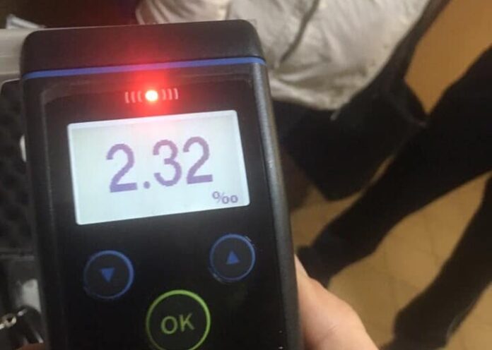 Львівські патрульні затримали п’яного водія вантажівки Львівські патрульні затримали п’яного водія вантажівки