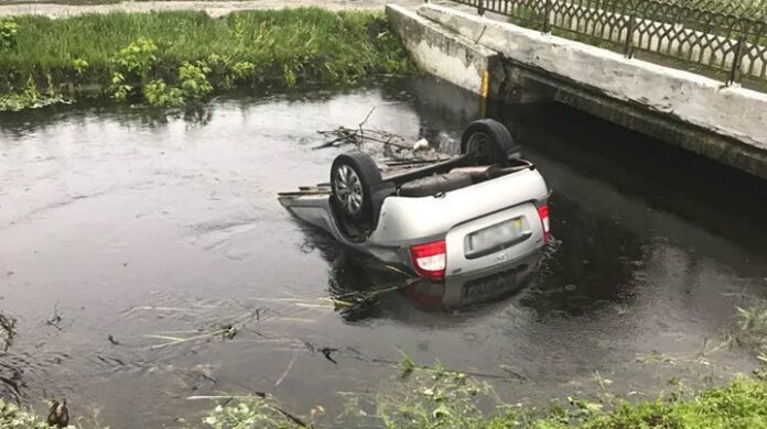 На Львівщині автомобіль з’їхав у кювет з водою та перекинувся (фото) На Львівщині автомобіль з’їхав у кювет з водою та перекинувся (фото)