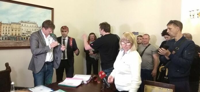 Двох посадовців Львівської міськради облили фарбою (фото) Двох посадовців Львівської міськради облили фарбою (фото)