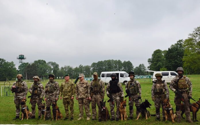 У Львівському кінологічному центрі підготували собак-спецпризначенців У Львівському кінологічному центрі підготували собак-спецпризначенців