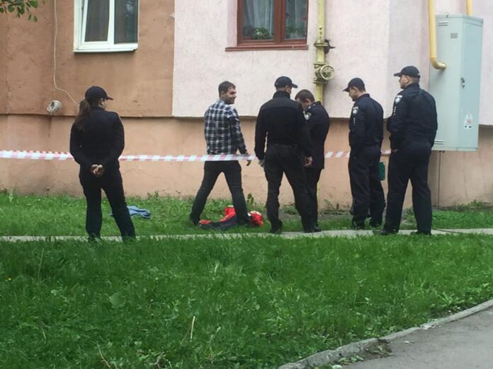 У Львові загинула жінка, впавши з багатоповерхівки У Львові загинула жінка, впавши з багатоповерхівки